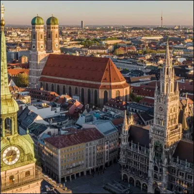 Quelle ville est surnommée "la ville au grand cur" ?