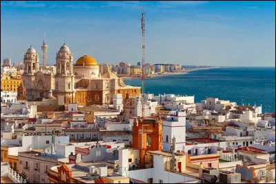 Quelle ville est surnommée "la petite tasse d'argent" ?