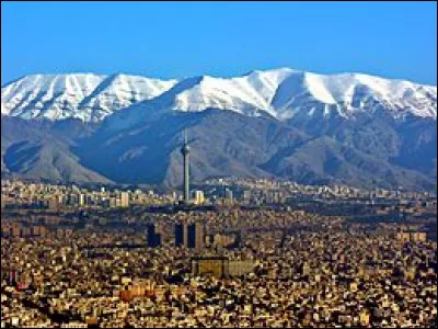 Quelle ville est surnommée "la cité des 72 nations" ?