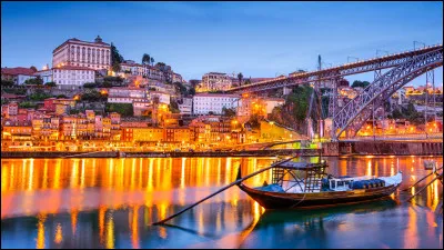 Quelle ville est surnommée "l'invaincue" ?