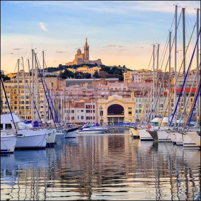 Quelle ville est surnommée" la cité phocéenne" ?