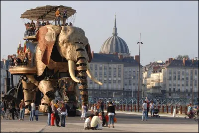 Quelle ville est surnommée "la cité des ducs" ?