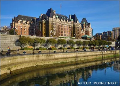 Histoire : la ville de Vancouver a &eacute;t&eacute; fond&eacute;e par John Deighton. Quelle &eacute;tait sa profession ?
