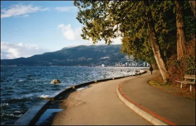 Ville : comment s'appelle cette promenade de pr&egrave;s de 22 km longeant la mer ?