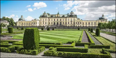 Monument : qu'abrite le château de Drottningholm qui se trouve à Stockholm ?
