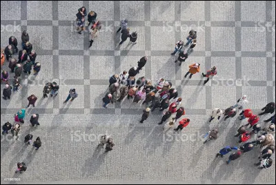 Un inconnu passe et te bouscule, que fais-tu ?