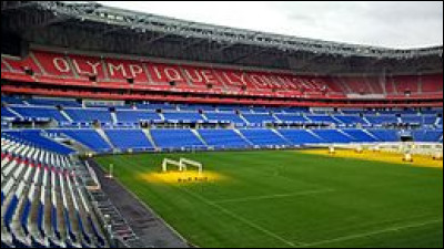 Quel est le nom du stade où joue l'Olympique lyonnais (OL), anciennement nommé Stade des Lumières ?