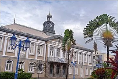 Dans quelle ville pouvez-vous assister à un match de football dans le stade le stade Pierre-Aliker ?
