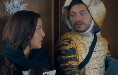 Pourquoi l'homme est-il déguisé en dinosaure ?