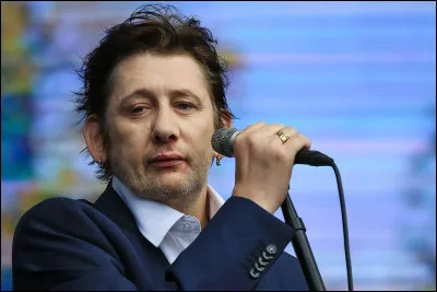 Novembre : Shane MacGowan et les Pogues avaient un titre emblématique : ''Dirty Old Town'' (vieille ville dégueulasse). Quelle ville anglaise est décrite par celui qui écrivit cette chanson ?