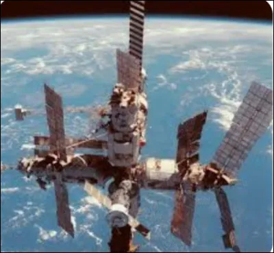 Février : Qui avait annoncé que la station spatiale Mir allait s'écraser sur la Terre en détruisant totalement la ville de Paris durant l'éclipse de soleil du 11 août 1999 ?