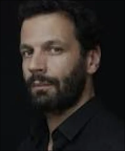 Qui interprète le rôle d'Adam Karadec ?