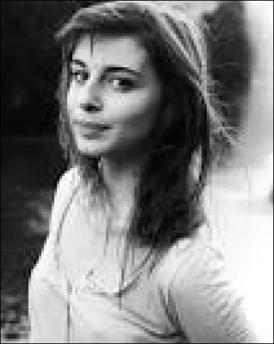 Qui interprète le rôle de Daphné ?