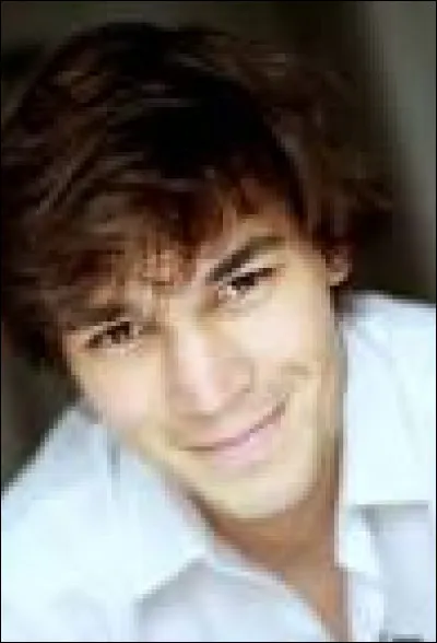 Qui interprète le rôle de Romain ?