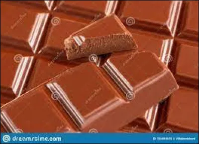 Vite, rentre, mon petit frère a mal à l'estomac car il a mangé trop de chocolat !