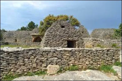Quel est le nom des petites constructions en pierres sèches que l'on peut rencontrer sur les pentes du plateau du Vaucluse et dans le Lubéron ?