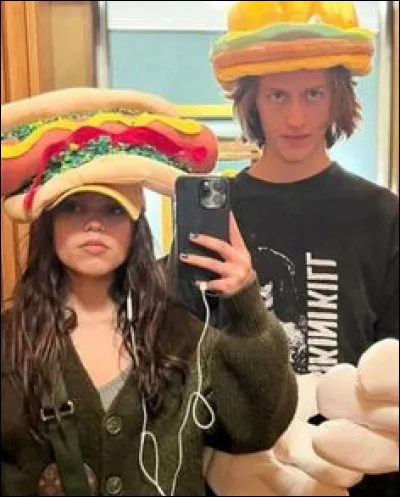 Que faisait Mercredi sur le dessin qu'a fait Xavier ?