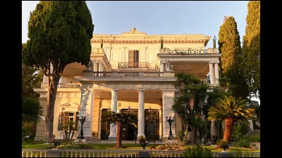 Voyages : Sur quelle île se situe le Palais Achilléon construit entre 1889 et 1891 pour l'impératrice Elisabeth d'Autriche ?