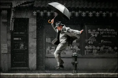 Quel acteur est à l'affiche du film "Chantons sous la pluie" en 1952 ?