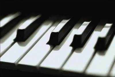 A quel ge commence-elle  apprendre toute seule le piano