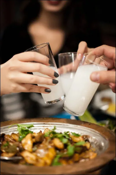 Quel apéritif d'origine turque est appelé "lait de lion" ?