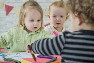 Quel pays était surnommé "Bangkok de l'Europe" par les médias dans les années 1990 tant le phénomène de prostitution des enfants prenait de l'ampleur ?