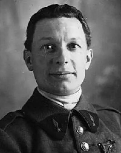 Le 7 août 1919, quel aviateur s'engouffre sous l'Arc de Triomphe aux commandes d'un biplan Nieuport II ?