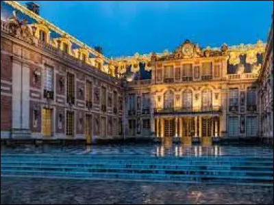 Versailles est devenu un symbole de la culture classique, Qui en fut l'architecte principal ?