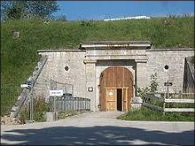 Nous sommes en Bourgogne-Franche-Comté, à l'entrée du fort Lucotte, à Saint-Antoine. Village de l'aire d'attraction de Pontarlier, où les habitants se font appelés les Chats Borgnes, il se situe dans le département ...