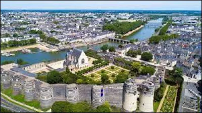 Je vous emmène maintenant à Angers (Maine-et-Loire), où les habitants portent le gentilé ...