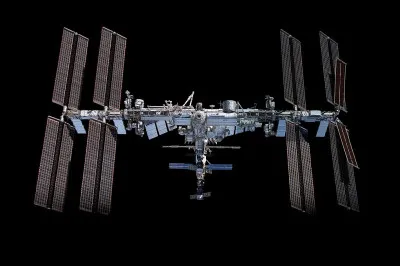 A combien de kilomètres d'altitude la Station spatiale internationale orbite-t-elle au maximum ?
