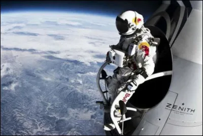 A combien de mètres d'altitude Felix Baumgartner a-t-il sauté afin de battre le record du monde de saut en parachute ?