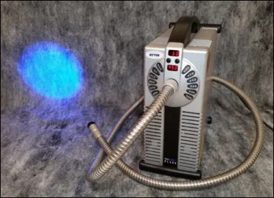 Comment s'appelle ce projecteur particulier, capable de faire briller ce que l'on ne voit pas à l'il nu ?