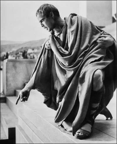 Selon une légende, à quel mois Auguste aurait-il volé un jour pour prolonger le sien (août) et ainsi égaler en durée celui de Jules César (juillet) ?