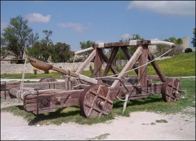 Catapulte : que propulsait cette arme de guerre ?