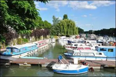 Je vous attends en Île-de-France, au port de plaisance de Joinville-le-Pont. Ville de la Petite Couronne, séparée en deux par la Marne, elle se situe dans le département ...