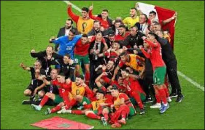 Quelle équipe qui fut la surprise de la Coupe du monde s'inclina 0-2 en demi-finale face à la France ?