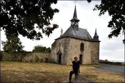 Vous avez sur cette image la chapelle Sainte-Barbe, à Grézolles. Village de l'arrondissement de Roanne, il se situe dans le département ...
