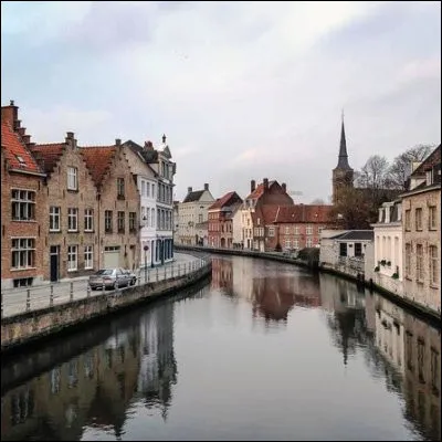Quelle ville belge, chef-lieu de la Flandre-Occidentale, est surnommée la "Venise du Nord" ?