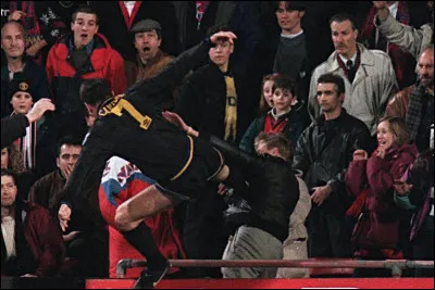 Connu pour avoir le sang chaud, le moment le plus marquant de la carrière de Cantona reste le coup de pied qu'il a assené à un supporter qui l'avait insulté. Quelle fut la sanction infligée à Cantona ce soir-là ?