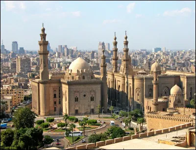 Quelle est cette ville ?Indice : elle est c&eacute;l&egrave;bre gr&acirc;ce aux fameuses pyramides qui sont pr&egrave;s d'elle !