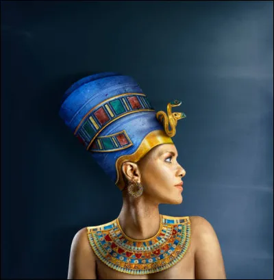 Cette épouse royale du pharaon Akhenaton, est l'une des reines les plus connues d'Égypte. Célèbre pour sa beauté. Qui est-elle ?