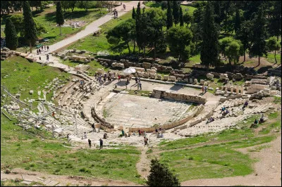 Le théâtre de Dionysos, qui traverse tant bien que mal les âges, est le témoin de la création des plus glorieuses tragédies. Il pouvait accueillir autant de spectateurs que...
