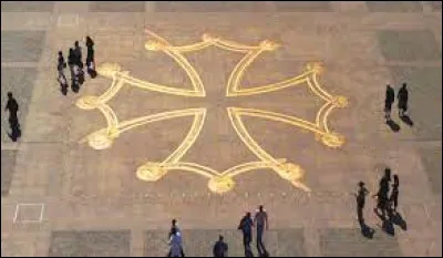 Cette croix occitane géante est dessinée sur les pavés de la place du Capitole. Pour la voir, direction la ville de ...