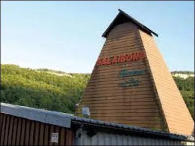 Comment appelle-t-on cette immense cheminée de pierre et de bois, que l'on trouve dans les fermes comtoise traditionnelles ?