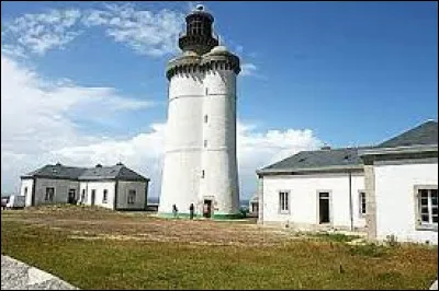 Sur quelle île du Finistère est bâti le phare du Stiff ?