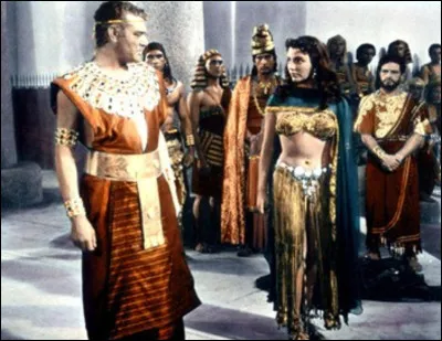 "La Terre des pharaons", film sorti en 1955, avec Jack Hawkins dans le rôle de Khéops et Joan Collins dans celui de la princesse Nellifer, est un film réalisé par ...