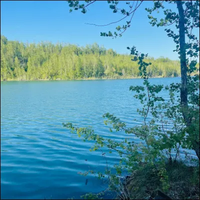 Perlonjour : ce fut une carrière de pierre bleue qui n'est plus exploitée aujourd'hui, et qui est occupée par un lac. Elle était située près de Mons, dans quel pays ?