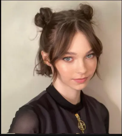 Quelle actrice joue le rôle de la meilleure amie de Mercredi ?