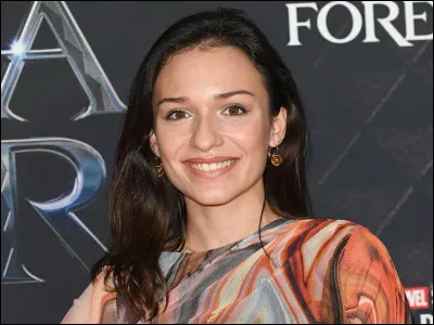 Complète les paroles de la chanson "Bonjour, je me présente" interprétée par Enola : 
"Laissez-moi une chance
J'ai tant de choses à vous dire
J'veux pas rentrer chez moi, non
J'veux pas rentrer chez moi".